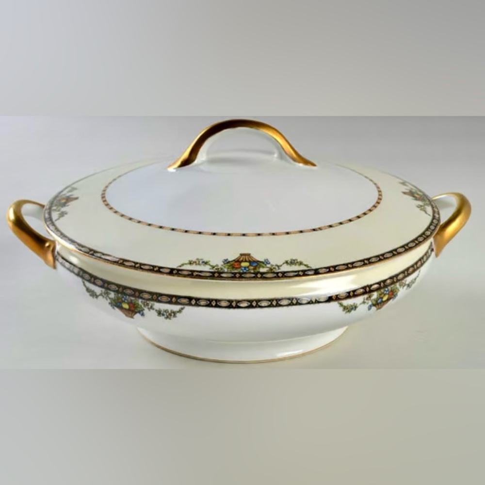 Carlow by Noritake covered vegetable dish